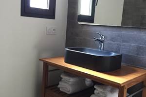 salle d'eau avec sa grande douche à l'italienne