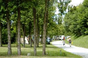 camping-la-perle-creuse-allée