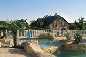 Piscine et maison principale