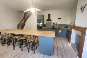 Vu d'ensemble de la cuisine tout équipée