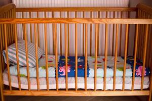 Bébé sera protégé dans ce lit cage de la chambre Fuschia