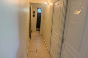 Vue du couloir avec la chambre, les WC indépendant et la salle de bain au fond