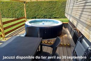 Terrasse avec son bain à bulles.