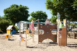 aire de jeux pour enfants camping les baleines