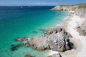 La côte sauvage aux eaux turquoises près des chalets invite à de magnifiques balades plage lors d’un séjour en Bretagne