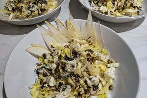 salade-endives-poires-bleu-table-d-hotes-saisonnee-centres-aveyron.jpg