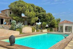 le gîte est à l'abris et à l'ombre sous les pins