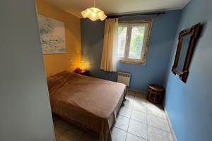 Chambre avec moustiquaire aux fenêtres