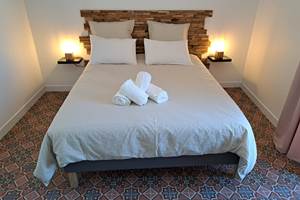 Chambre lumineuse côté jardin du gîte Le Ramonetage.