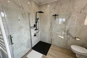 salle-de-bain-pmr-douche-italienne-wc-suspendus-mas-des-anges-soussans-margaux-medoc