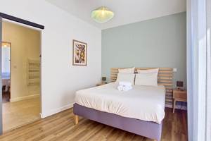 Deuxième chambre double du gîte Le Pressoir aux tons doux et naturels
