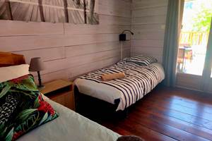 Un grand lit en 160cm et un lit en 90cm, chambre pour 3 personnes