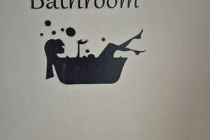 Porte de la salle de bain.