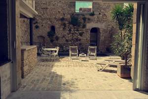 Terrasse de plain-pied pavée avec mobilier de jardin et coin repas extérieur