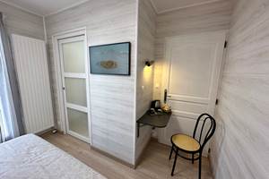 chambre-gabriel-coin-bureau-chaise-mobilier-sur-mesure-mas-des-anges-soussans-margaux