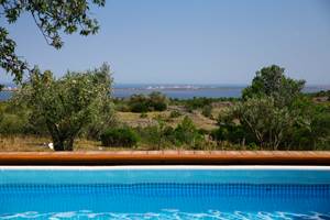 Vue sur la mer depuis la piscine