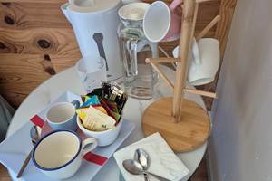 Plateau de convivialité, bouloir, café, thés, sucre à volonté.