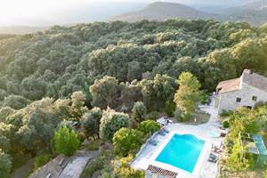 Vue aérienne du Domaine Cardu, maison d'hôtes de charme nichée dans la nature en Corse du Sud.