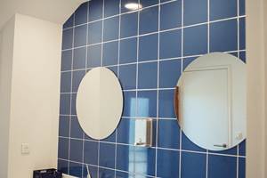 Salle d'eau avec 2 cabines de douches avec verrou
