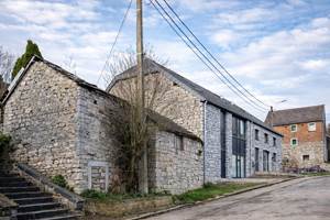 Le gîte de droite est achevé ; le reste du projet viendra enrichir l’ensemble prochainement.