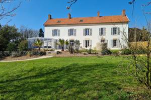 gite-le-lijaly-exterieur-maison-bournezeau-vendee-grande-capacite-famille-vacances.jpg