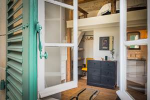 Le lit en haut et le salon en bas