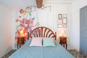 chambre-double-mur-fleurie-gite-authentique-olonzac