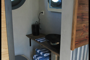 La petite salle d'eau avec toilettes sèches