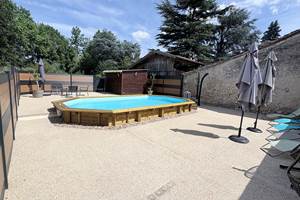 Piscine - transats - salon jardin - parasol