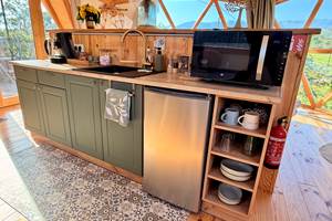 Cuisine avec frigo, micro-ondes & vaisselles