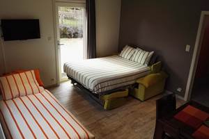 Chambre lits doubles et lit simple au rez-de-chaussée