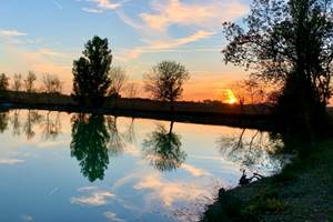 Vue du coucher de soleil depuis le lac
