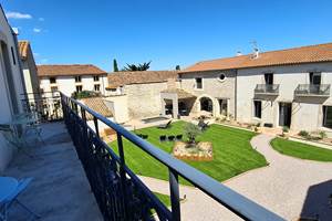Vue sur le jardin du gîte Le Ramonetage depuis le balcon.