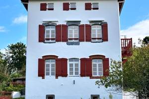 facade-maison-cambo-les-bains-location-saisonniere