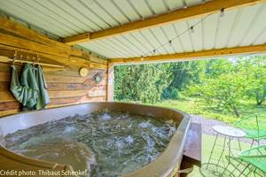 Espace bien-être : bain nordique avec eau chauffée à 38°C et douche extérieure. crédit photo Thibaut Schenkel