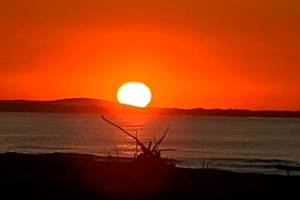 Lever de soleil au dessus des Orpellières à Valras-Plage