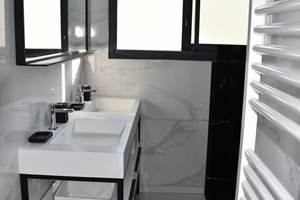 Villa Ercolano, salle de bain n°2 avec doubles vasques et douche à l'italienne du gîte inde