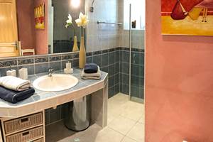 Salle d'eau avec douche à l'italienne