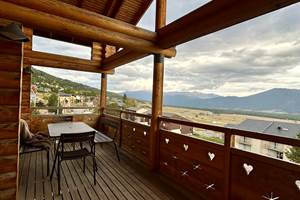 Grande terrasse couverte avec vue sur le lac
