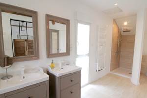 Grande salle de bain complète