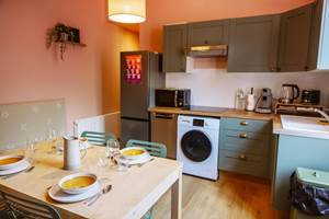 •	cuisine équipée moderne, lave vaisselle, lave-linge, micro-ondes, ...