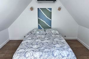 Chambre à l'étage lit 140x190