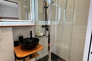 salle-de-bain-chambre-gabriel-douche-italienne_mas-des-anges-chambre-d-hotes-etape-hotel-soussans-margaux_couple_luxe_confort