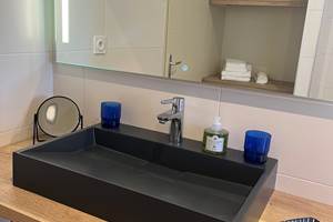 Salle de bain équipée ( serviettes, sèche-cheveux, gel douche et shampoing)