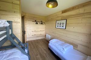 Chambre familiale avec un lit double et deux lits simple
