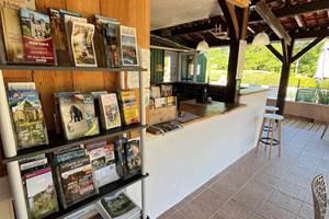 Accueil près du bar .