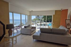 Salon avec baie vitrée vue mer