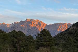 Au pied des montagnes majestueuses