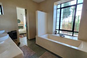 Villa Dar Céleste - Salle de bain partagée des chambres 3 & 4 avec douche et baignoire