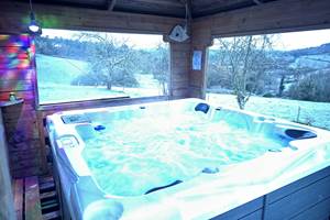 jacuzzi 5 personnes. 2 places couchées + 3 assises